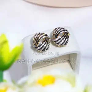 Geometric Crystal Stud Earrins