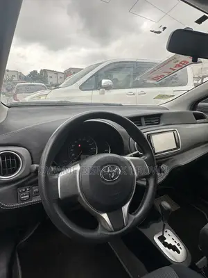 Toyota Vitz 2013 Silver