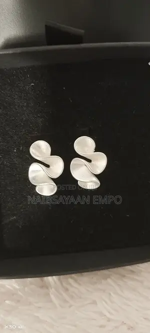 Pleated Wave Stud Earrings