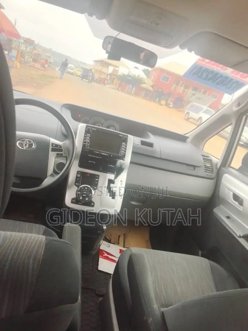 Toyota Voxy 2012 Gray