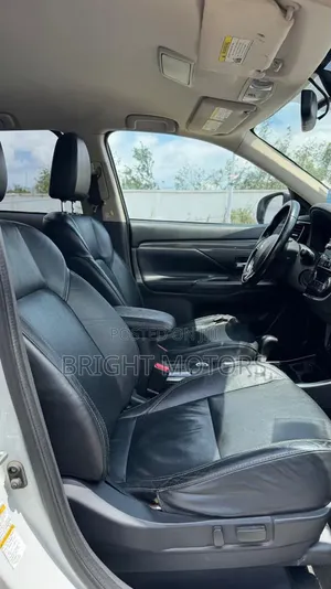 Mitsubishi Outlander SE FWD 2018 White