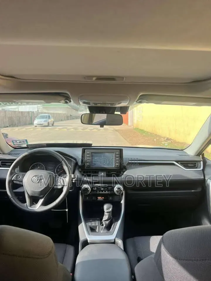 Toyota RAV4 XLE 2021 Beige