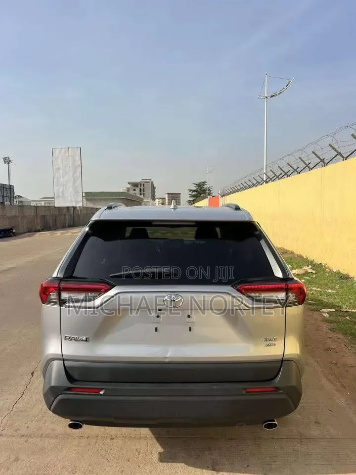 Toyota RAV4 XLE 2021 Beige