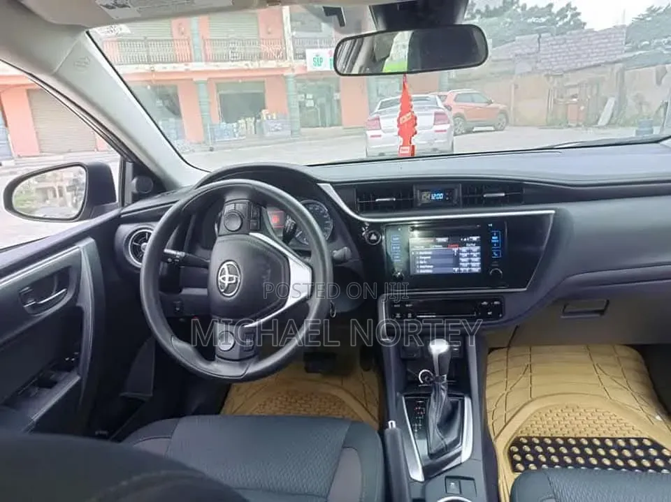 Toyota Corolla LE (1.8L 4cyl 2A) 2018 Gray