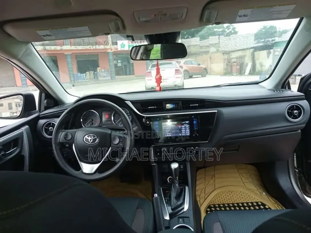 Toyota Corolla LE (1.8L 4cyl 2A) 2018 Gray