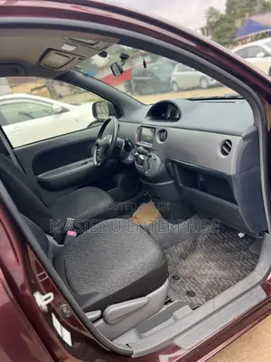Toyota Sienta 1.5 FWD 2012 Burgundy