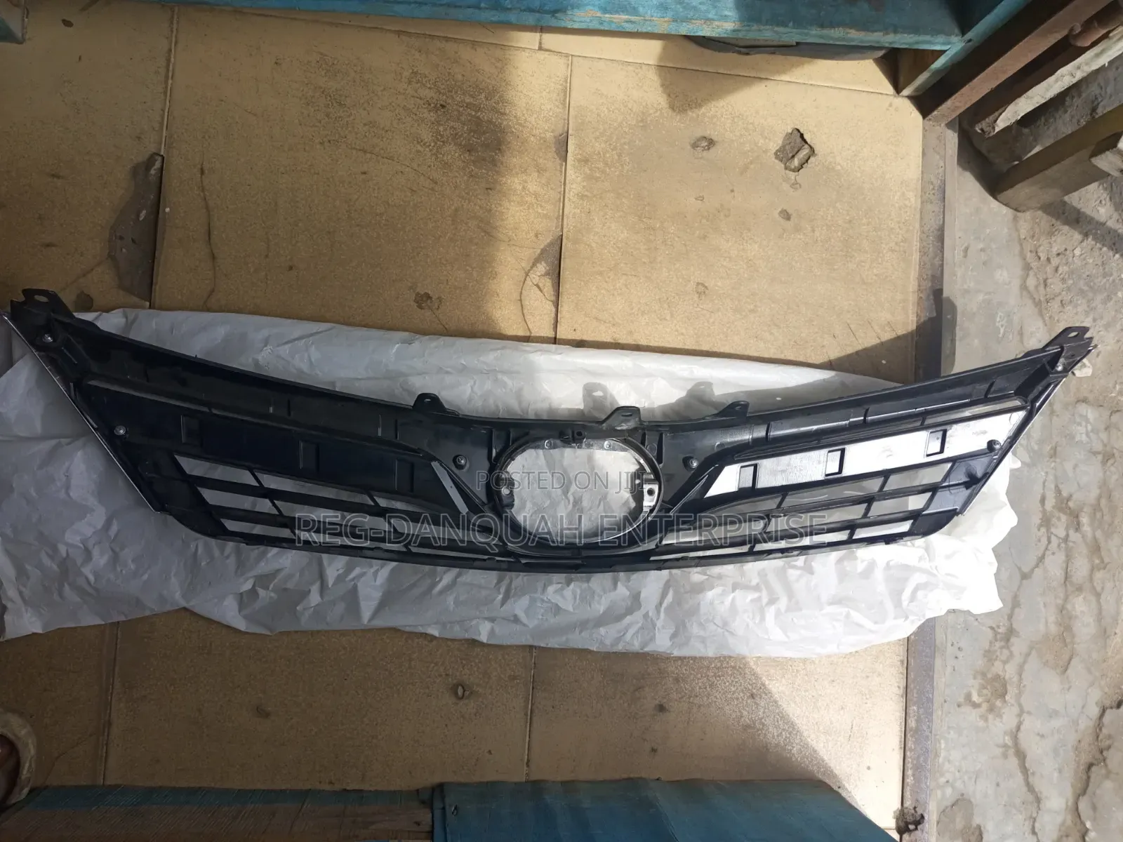 Toyota Camry 2012-2014 Top Grille LE