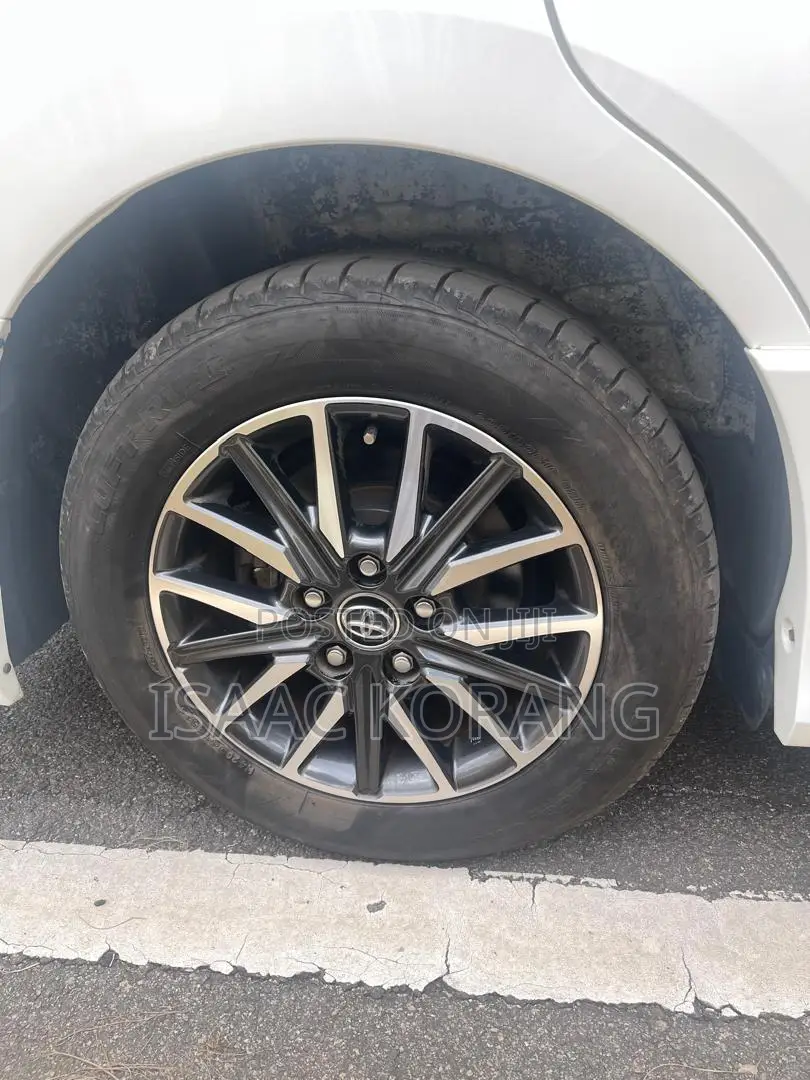 Toyota Voxy V 2WD 8-Seater 2015 White