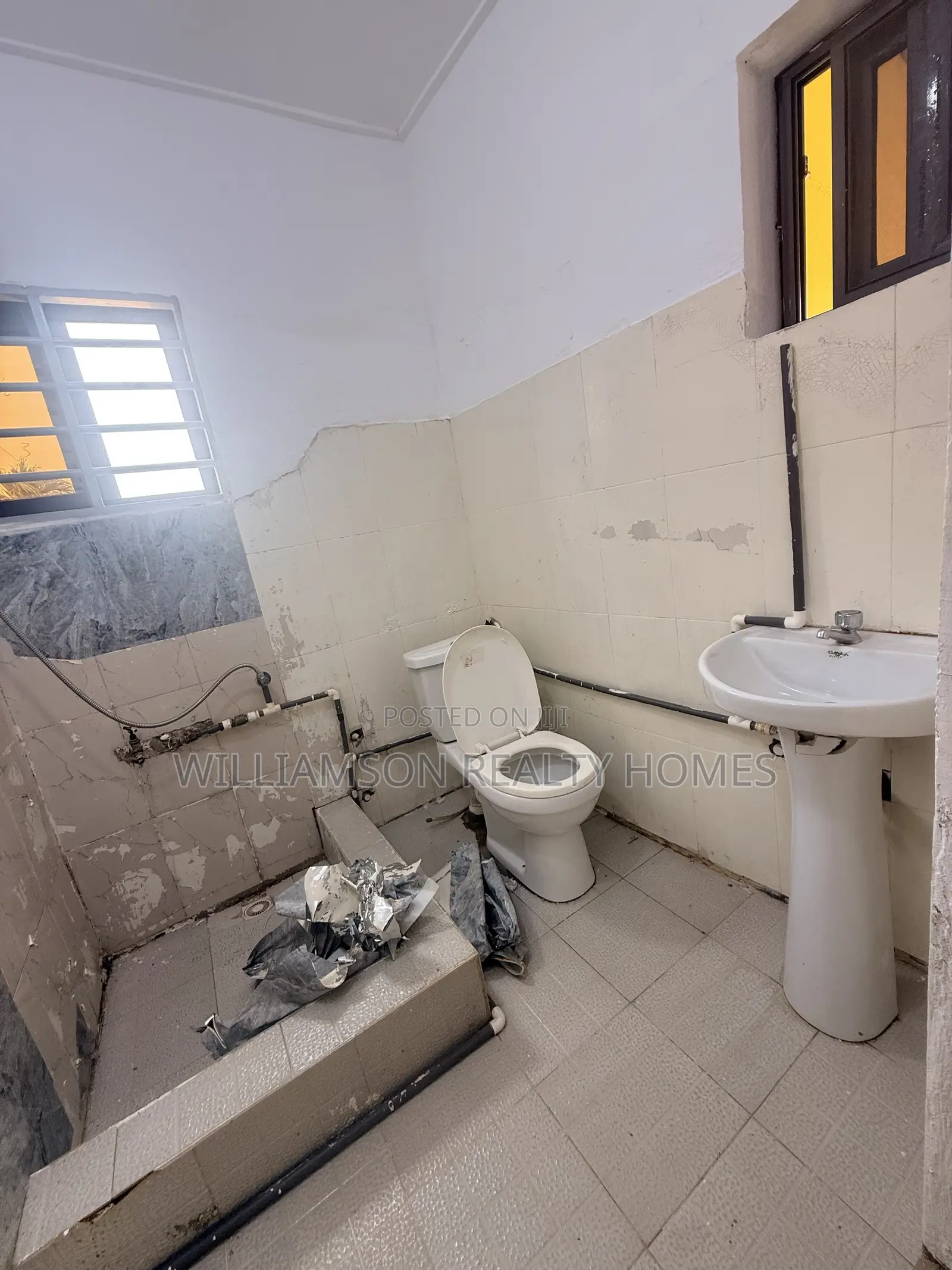2bdrm House in Spintex Main Road for rent