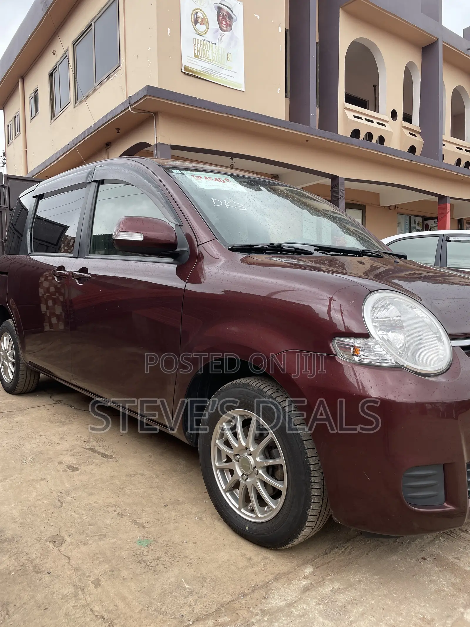 Toyota Sienta 1.5 AWD 2012 Maroon