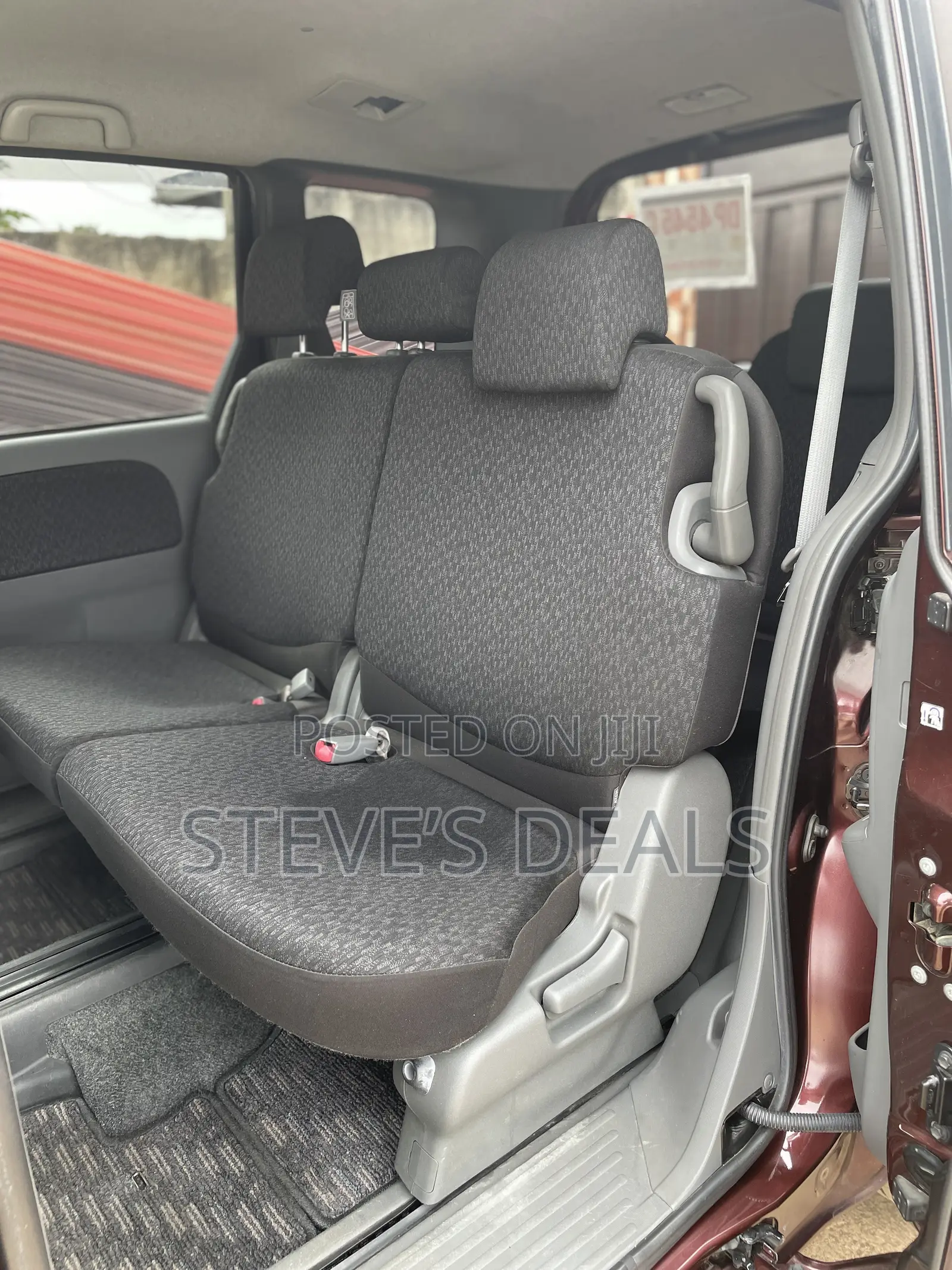 Toyota Sienta 1.5 AWD 2012 Maroon