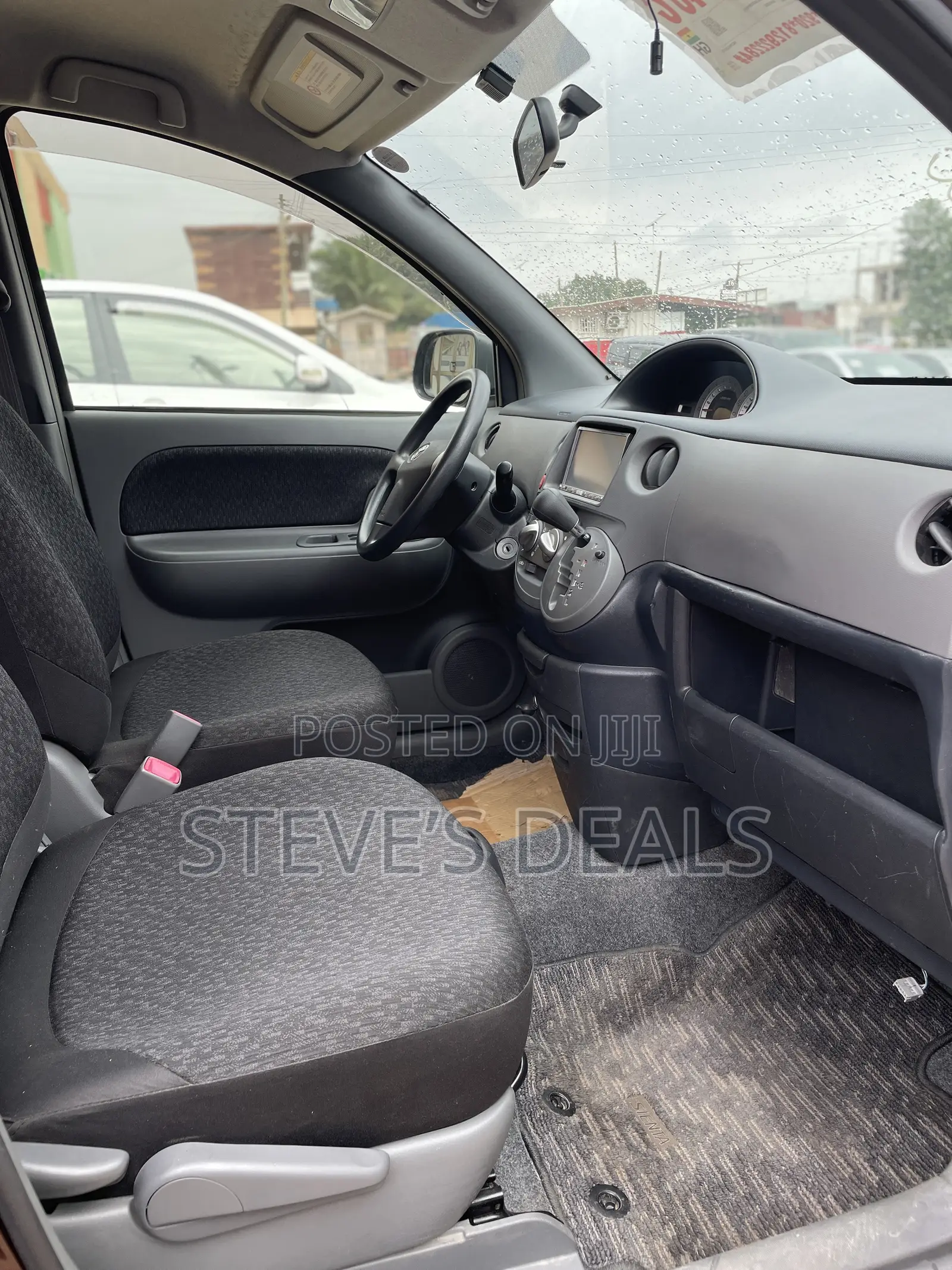 Toyota Sienta 1.5 AWD 2012 Maroon