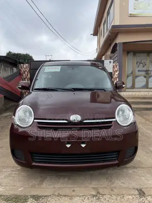 Toyota Sienta 1.5 AWD 2012 Maroon