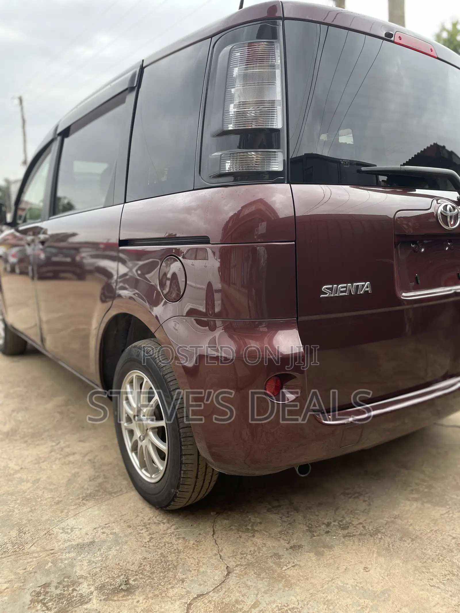 Toyota Sienta 1.5 AWD 2012 Maroon