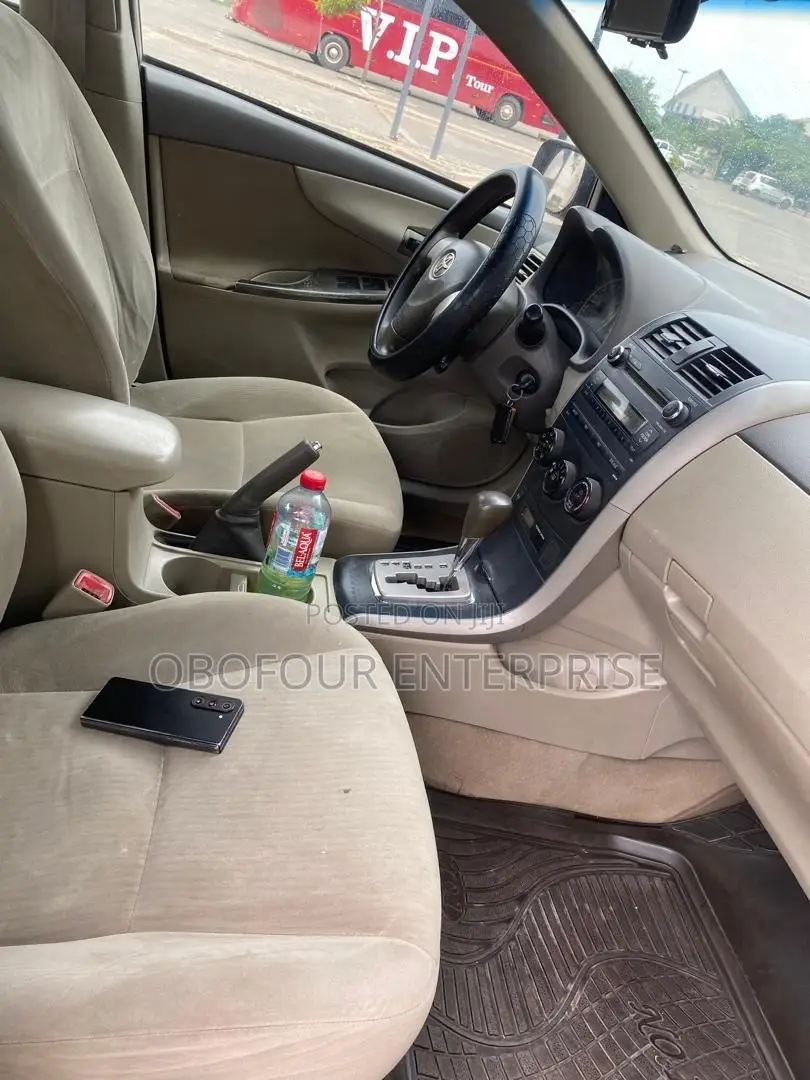 Toyota Corolla LE 4dr Sedan (1.8L 4cyl 4A) 2010 Gold