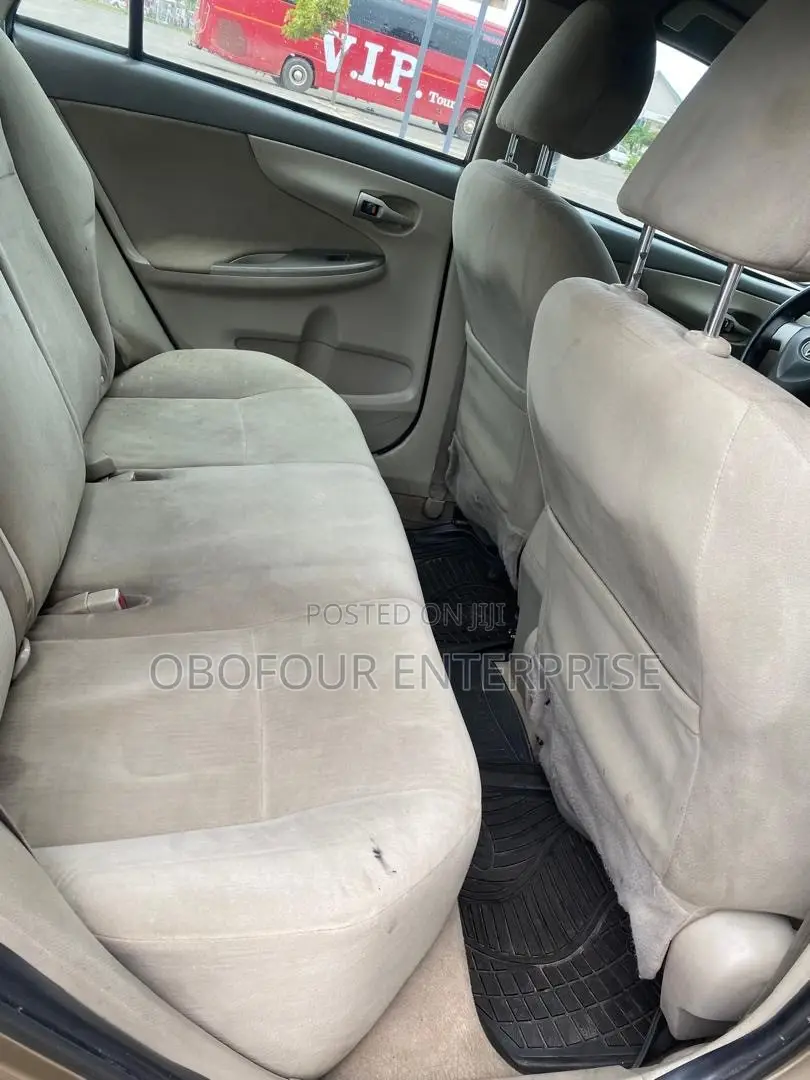 Toyota Corolla LE 4dr Sedan (1.8L 4cyl 4A) 2010 Gold