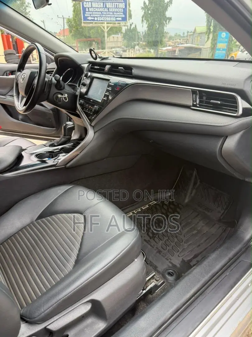 Toyota Camry SE FWD 2020 Silver