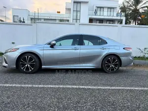 Toyota Camry SE FWD 2020 Silver