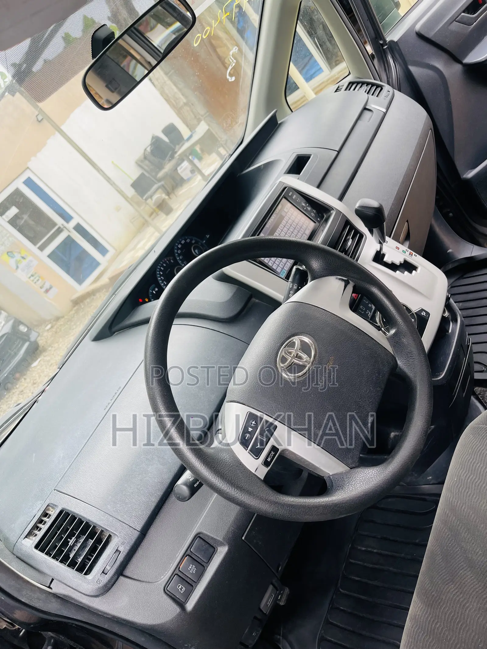 Toyota Voxy X L Edition 2WD 8-Seater 2012 Gray