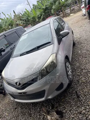 Toyota Vitz 1.3 FWD 5dr 2013 Silver