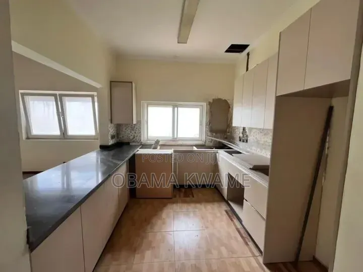 8bdrm House in Laryea Homes, Boundary Road Area for rent