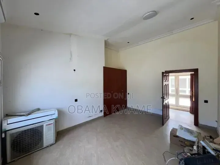 8bdrm House in Laryea Homes, Boundary Road Area for rent