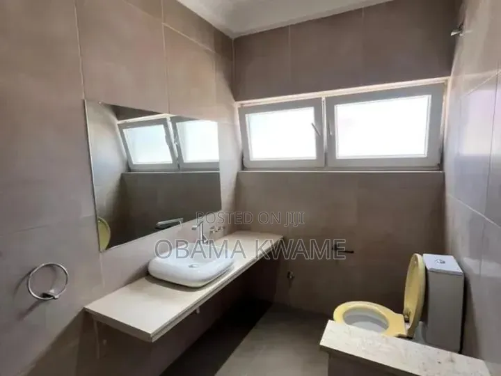 8bdrm House in Laryea Homes, Boundary Road Area for rent