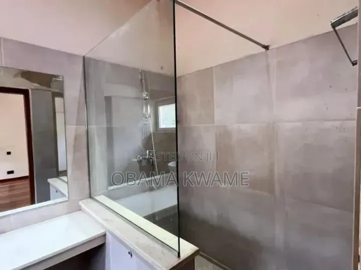 8bdrm House in Laryea Homes, Boundary Road Area for rent