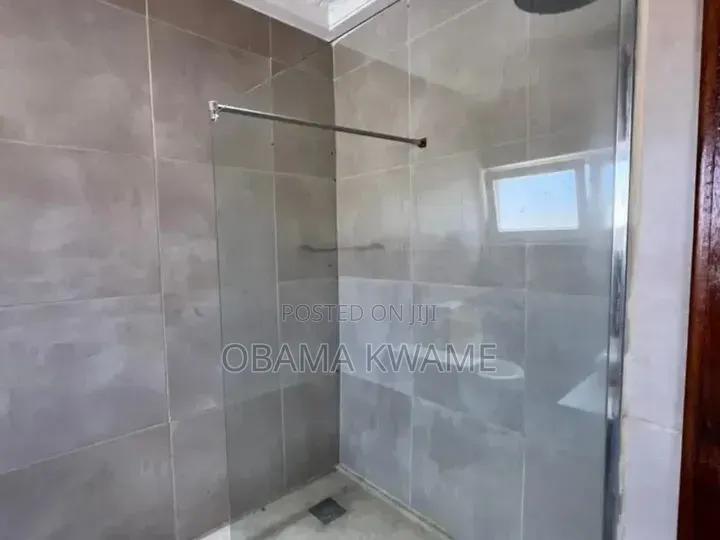 8bdrm House in Laryea Homes, Boundary Road Area for rent