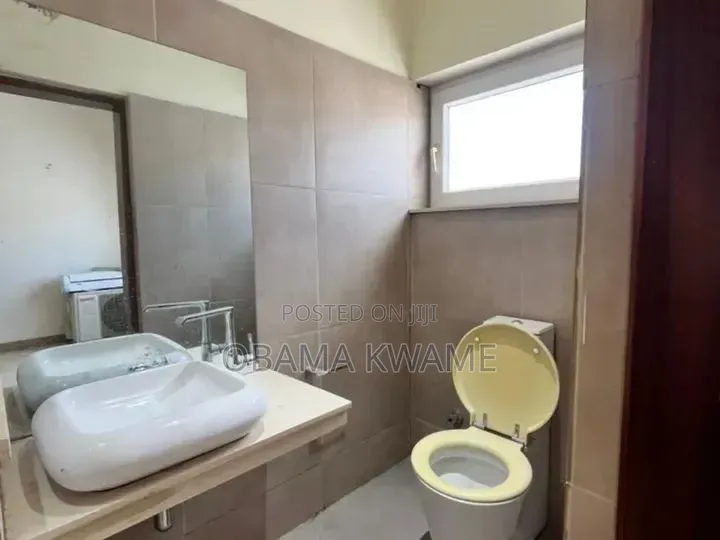 8bdrm House in Laryea Homes, Boundary Road Area for rent