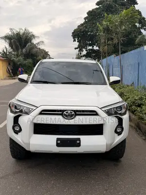 Toyota 4-Runner SR5 2021 White