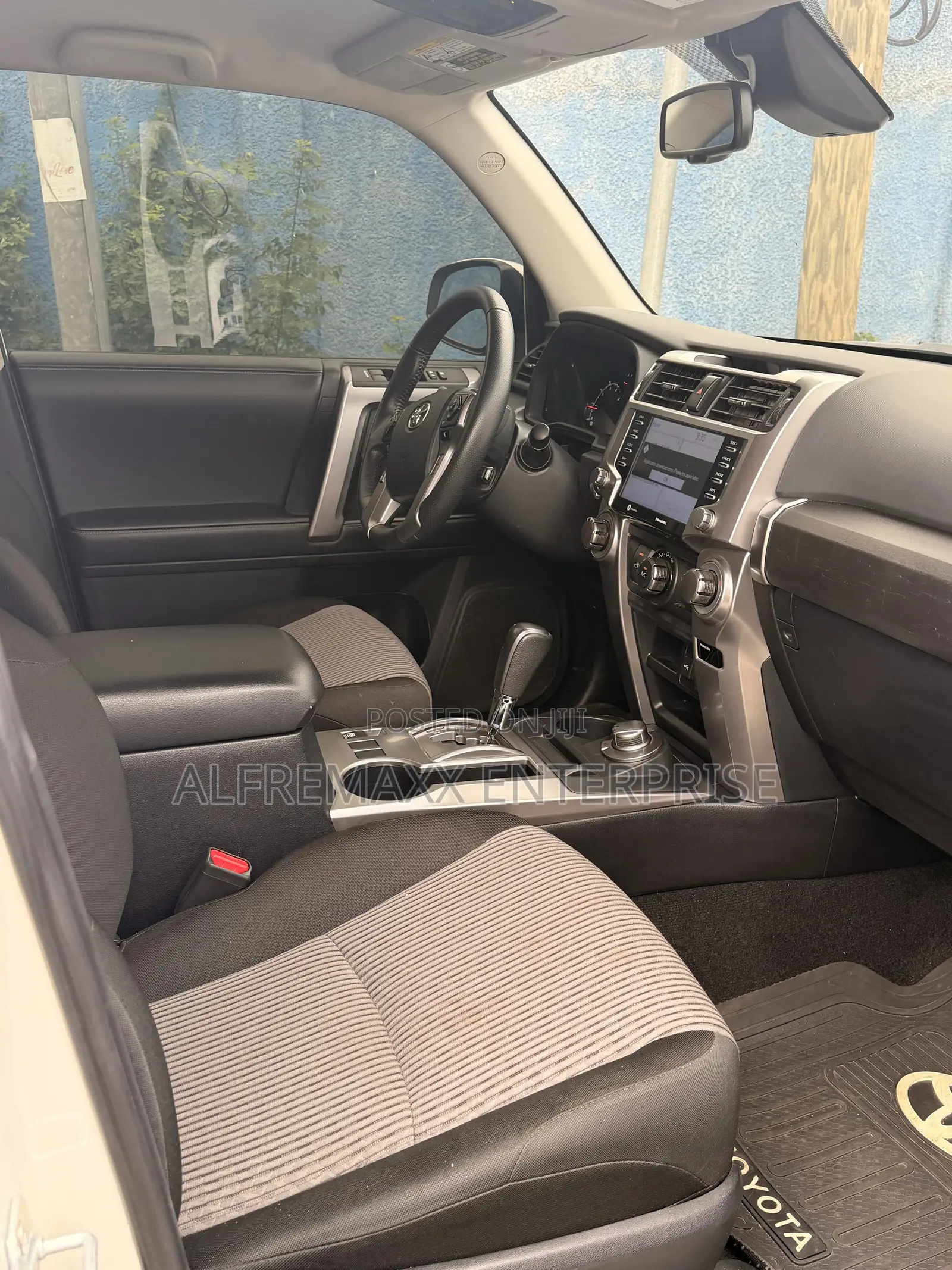 Toyota 4-Runner SR5 2021 White