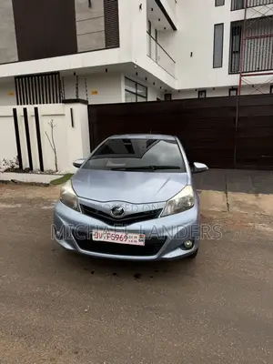 Toyota Vitz 1.3 AWD 3dr 2013 Blue
