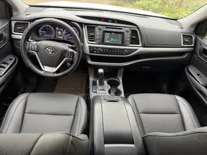 Toyota Highlander LE 4x2 (2.7L 4cyl 6A) 2018 White