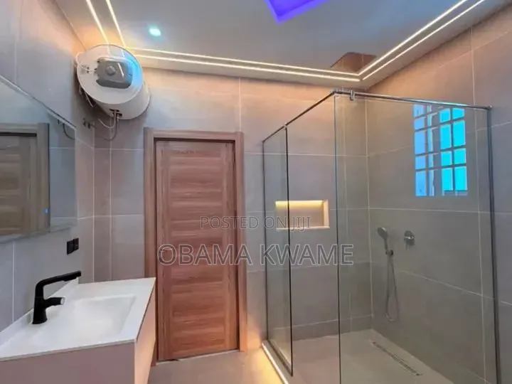 5bdrm House in Laryea Homes, School Junction for sale