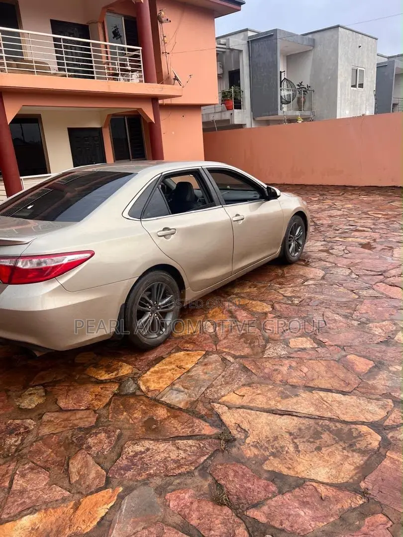 Toyota Camry SE 4dr Sedan (2.5L 4cyl 6A) 2015 Gold