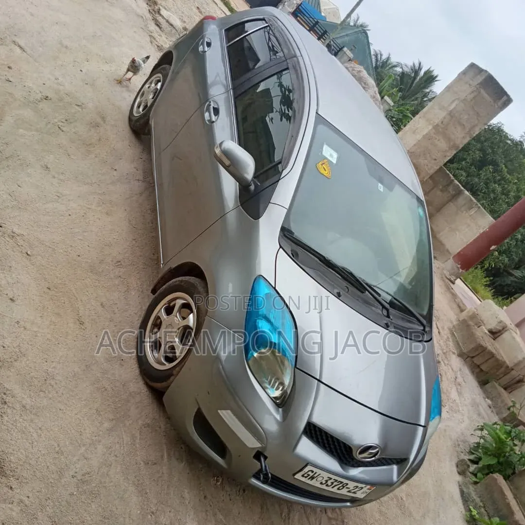 Toyota Vitz 1.3 AWD 3dr 2010 Gray