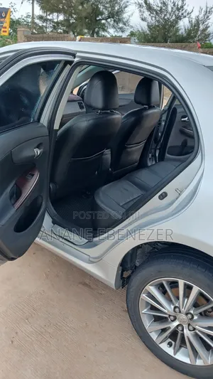 Toyota Corolla LE 4dr Sedan (1.8L 4cyl 4A) 2011 Silver
