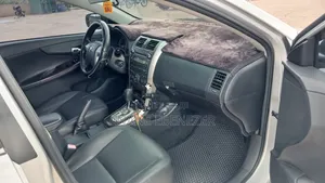Toyota Corolla LE 4dr Sedan (1.8L 4cyl 4A) 2011 Silver