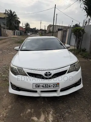 Toyota Camry SE 4dr Sedan (2.5L 4cyl 6A) 2014 White