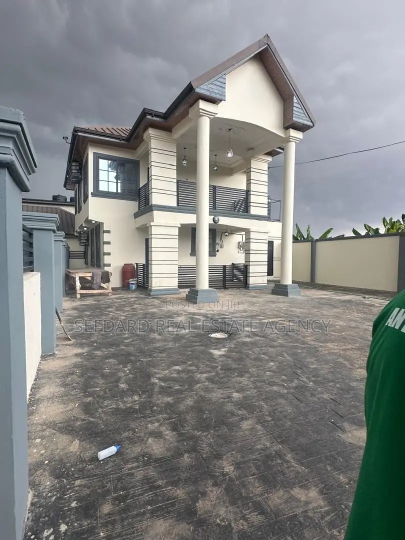 5bdrm Duplex in Sefdard Properties, Pokuase for rent