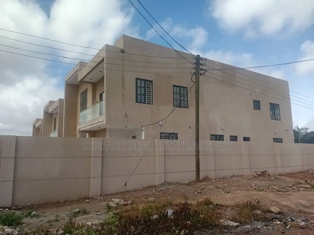 5bdrm Duplex in Sefdard Properties, Ashomang Estate for sale