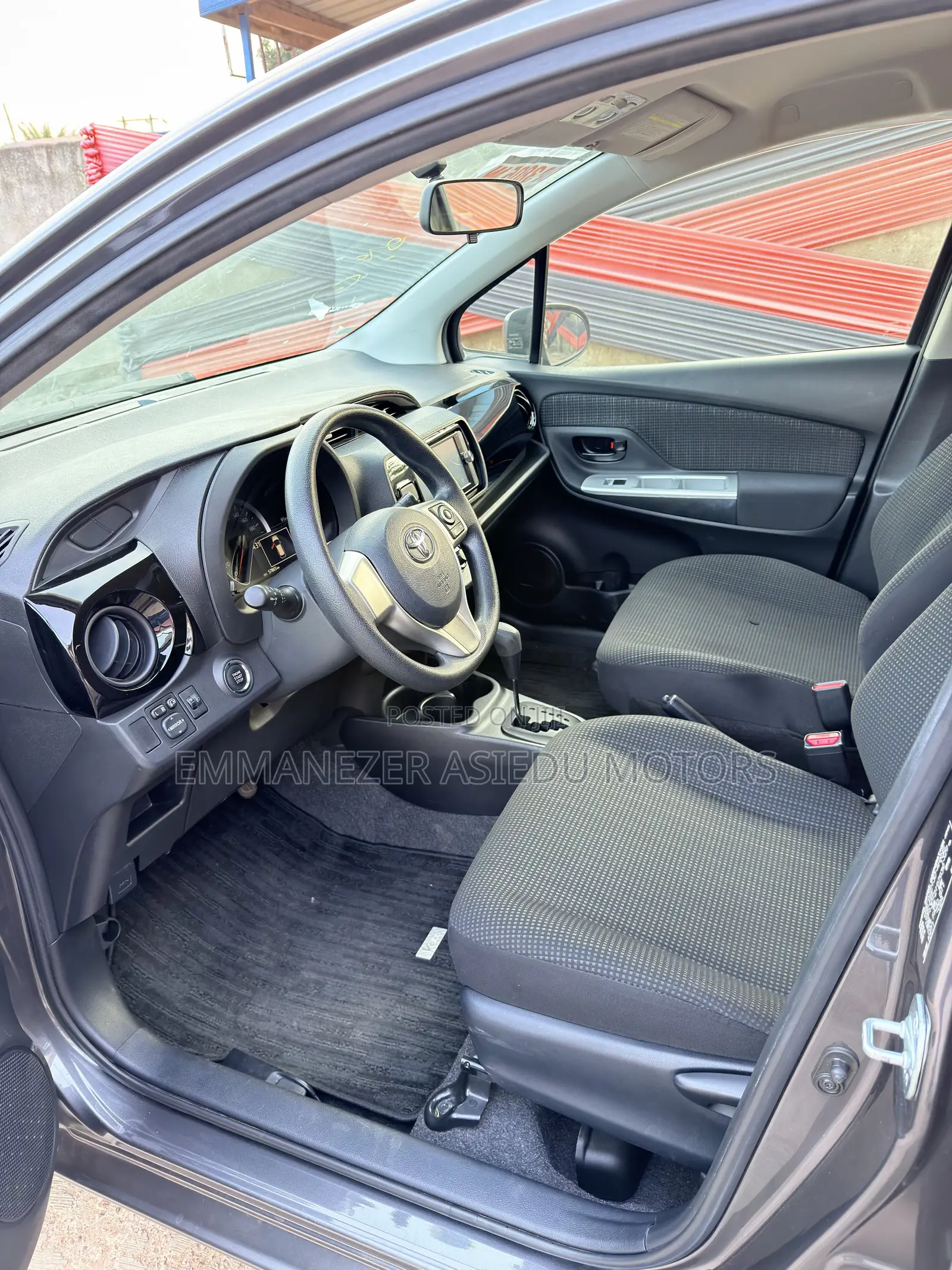 Toyota Vitz 1.3 FWD 5dr 2015 Gray