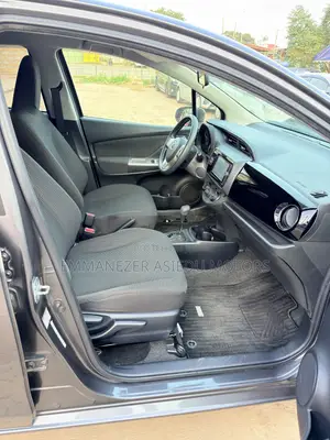 Toyota Vitz 1.3 FWD 5dr 2015 Gray