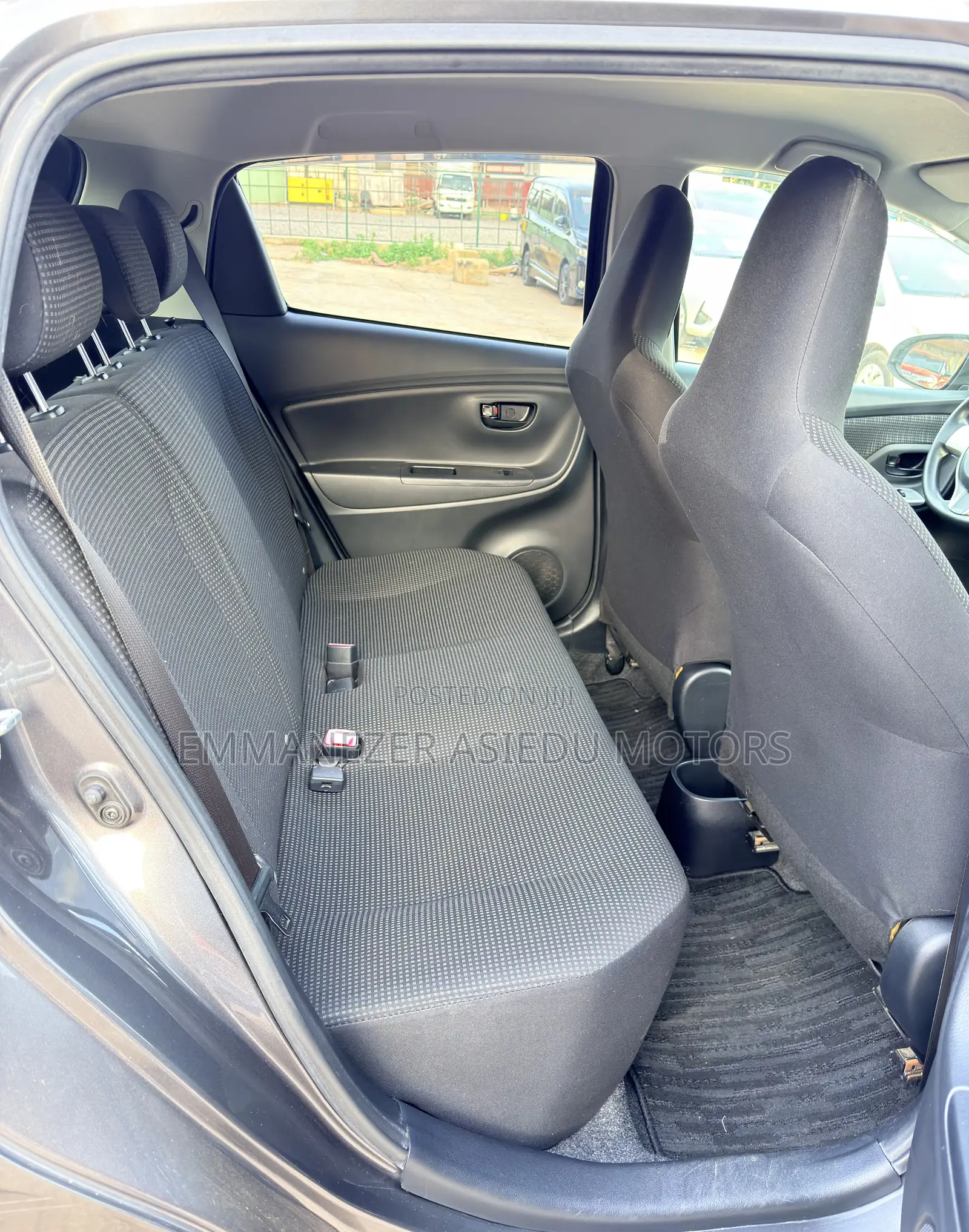 Toyota Vitz 1.3 FWD 5dr 2015 Gray