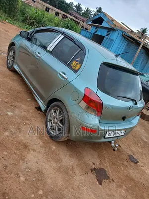 Toyota Vitz 1.0 FWD 5dr 2010 Green