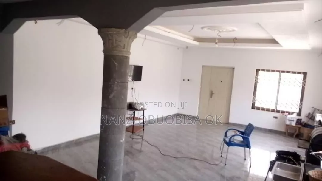 7bdrm House in Amasaman Asalaja, Manhean for sale