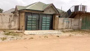 7bdrm House in Amasaman Asalaja, Manhean for sale