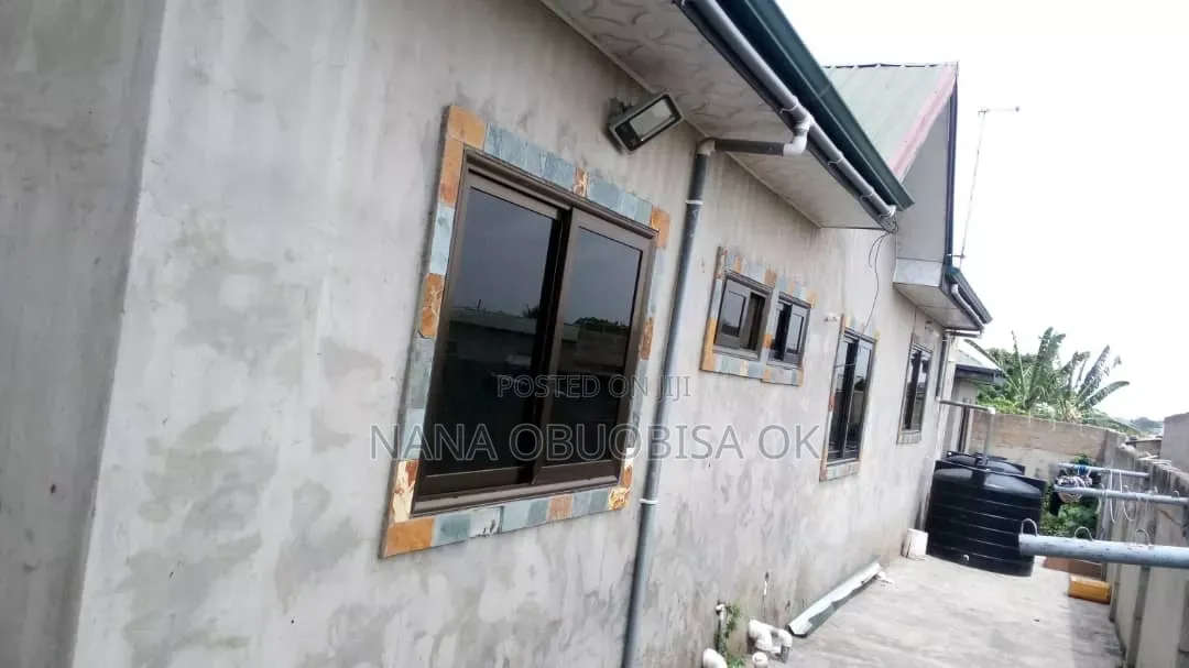 7bdrm House in Amasaman Asalaja, Manhean for sale