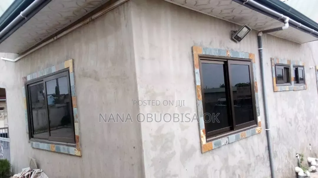 7bdrm House in Amasaman Asalaja, Manhean for sale